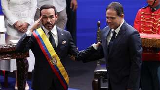 Abelardo De La Espriella faz continência ao lado do presidente do Senado, Honorio Henriquez, após tomar posse como novo presidente da Colômbia, em Cali. 7 de agosto de 2026