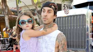 Travis Barker com a filha, Alabama, em 2009