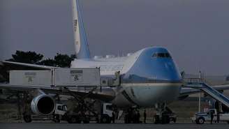 Caminhões de serviço de bordo estacionados ao lado do antigo Air Force One antes de sua partida de Ancara, capital da Turquia
