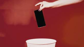 Trocar de celular com frequência também gera impactos ambientais. Entenda como diminuir esse efeito