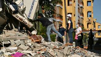 Homem verifica interior de casa que ruiu após terremoto em Pereira, Colömbia, em 11 de agosto de 2026.