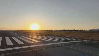 Corredores sob o sol do entardecer no Cerrado, durante a Flying Run Caixa Sunset, no Aeroporto de Brasília (Fotos: Inframerica/Flying Run Caixa Sunset/Divulgação)