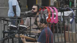 Looney Grooves em show silencioso na Avenida Paulista