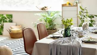 Uma sala de jantar com quatro lugares pode aproveitar diferentes formatos de mesa para garantir conforto e funcionalidade