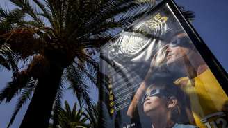 Painel de informação explica como observar com segurança o eclipse solar, em Palma de Maiorca, Espanha, em 31 de julho de 2026.