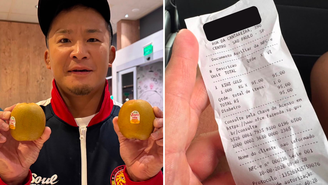 lutador japonês Yujiro Kushida leva "golpe da fruta" no Mercadão de São Paulo e paga R$ 95 por dois kiwis.