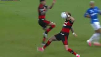 Frame do lance em que a bola toca na mão de Léo Pereira em Cruzeiro x Flamengo, pela ida das oitavas de final da Libertadores - 