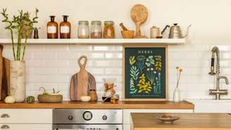 Veja ideias criativas para escolher quadros para a cozinha e descubra como combinar obras, molduras e fotografias na decoração