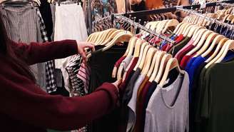 A produção, o consumo e o descarte de roupas também geram impactos ambientais