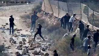 Imagens de câmeras de segurança mostram colonos judeus jogando pedras na estrada de Qusra, na Cisjordânia ocupada por Israel, em 12 de agosto de 2026.