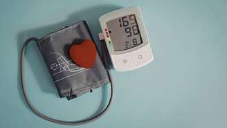 Cardiologista explica como escolhas do dia a dia podem influenciar a saúde cardiovascular e quais cuidados ajudam a prevenir a pressão alta