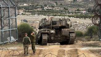 Um tanque israelense cruza a linha de cessar-fogo entre a Síria e as Colinas de Golã, ocupadas por Israel