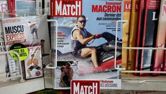 Foto tirada em Paris em 14 de agosto de 2026 mostra a capa da revista francesa “Paris Match”, com o presidente da França, Emmanuel Macron, em um jet ski durante suas férias em Brégançon, no sudeste da França.