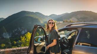 Descubra os dados por trás do crescimento das viagens solo de mulheres no Brasil, os principais desafios de segurança e as melhores dicas
