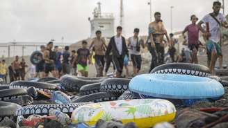 Muitos migrantes tentaram nadar de Marrocos até o enclave espanhol de Ceuta