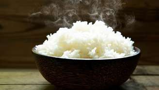 Alguns erros durante o preparo podem deixar o arroz empapado, cru ou queimado