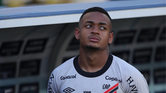Leo Derik, jogador do Athletico-PR, tem 21 anos