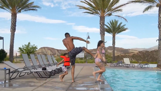 Rapper Blueface chuta a esposa grávida na piscina