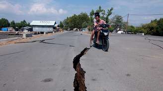 Pessoas foram vistas deslocando-se para o interior após as autoridades emitirem um alerta de tsunami, que foi posteriormente suspenso