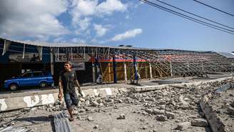 Escombros de um prédio danificado após um terremoto de magnitude 7,7 em Borong, Manggarai Oriental, Nusa Tenggara Oriental, em 16 de agosto de 2026.