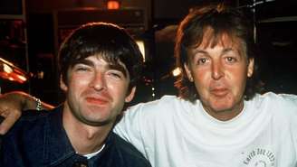 Noel Gallagher, do Oasis, e Paul McCartney, dos Beatles, em 1995