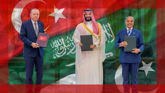 Bin Salman no centro, com traje tradicional da Arábia Saudita, com Erdogan à direita e Sharif à esquerda, ambos de terno. Todos seguram documentos relacionados ao acordo e uma imagem das bandeiras dos seus países aparece combinada em uma imagem composta.