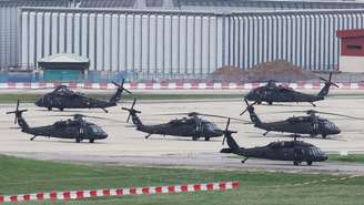 Helicópteros UH-60 Black Hawk do Exército dos EUA no Campo Humphreys, na Coreia do Sul, onde começaram nesta segunda-feira, 17 de agosto de 2026, as tradicionais manobras militares conjuntas entre os dois países.