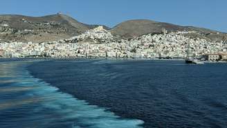 A ONG grega, Syros Cats, instituição de proteção animal, está oferecendo hospedagem gratuita na ilha de Syros, no arquipélago das Cíclades, no mar Egeu, a voluntários dispostos a cuidar de gatos abandonados. Em troca de moradia, os participantes cumprem uma rotina de cinco horas de trabalho por dia, cinco dias por semana. As inscrições para 2026 já foram encerradas devido à alta procura, e a nova convocatória, para 2027, abre em setembro de 2026.