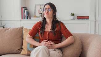 Barriga pesada depois de comer? Veja hábitos simples que podem melhorar a digestão e aliviar o desconforto após as refeições