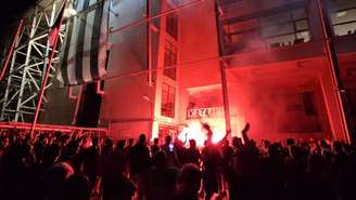 Torcedores do PAOK, da Grécia, em frente ao estádio do clube em protesto - 