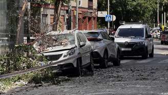 Carros danificados após terremoto em Granada, Espanha, em 18 de agosto de 2026.