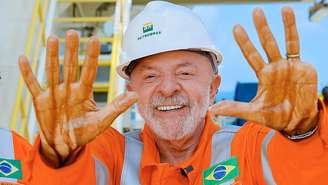Esta foto divulgada pela Agência Petrobras mostra o presidente do Brasil, Luiz Inácio Lula da Silva, exibindo as mãos manchadas de óleo durante uma visita à plataforma de perfuração NS-42, que está realizando perfurações exploratórias no poço Morpho, em águas profundas na costa do estado do Amapá, na Margem Equatorial do Brasil, em 17 de agosto de 2026.