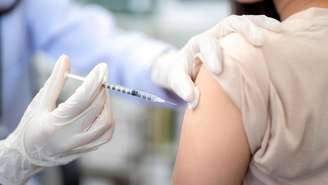 Entenda se pacientes em tratamento oncológico podem tomar vacina da gripe