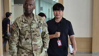 O general norte-americano Xavier T. Brunson (à esquerda), comandante das Forças dos EUA na Coreia do Sul, após sua visita ao Ministério da Defesa em Seul, em 18 de agosto de 2026.