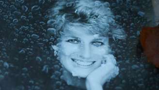 Retrato da princesa Diana coberto com gotas de chuva diante da Ponte d'Alma, em París (imagem de arquivo).