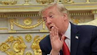 Trump ameaçou bombardear Omã se o país interferir nas negociações norte-americanas para reabrir o estreito.