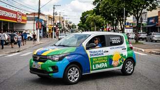 Carro adesivado com propaganda política