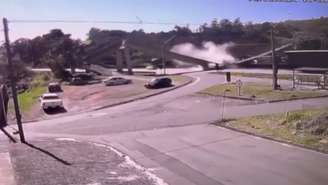 Caminhão derruba passarela e deixa dois mortos na rodovia Fernão Dias