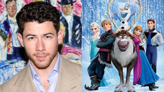 À esquerda, Nick Jonas, do Jonas Brothers