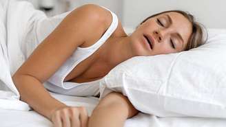 Entenda sobre dormir de lado e os travesseiros antirrugas