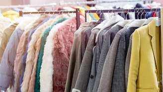Entenda como o hábito de repetir roupa é a nova tendência da moda