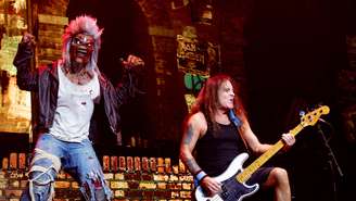 Steve Harris e o mascote Eddie durante show do Iron Maiden em 2025
