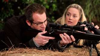 Jack Coleman e Hayden Panettiere nos papéis de Noah Bennet e Claire Bennet, em 'Heroes'