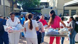 Vídeos da equipe médica do Hospital Universitário del Valle atendendo recém-nascidos ao ar livre viralizaram nas redes sociais
