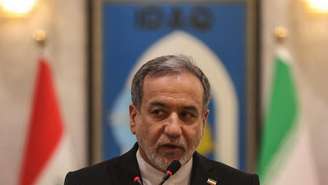 O ministro das Relações Exteriores do Irã, Abbas Araghchi, fala durante uma coletiva de imprensa conjunta com seu homólogo iraquiano, após uma reunião em Bagdá, em 28 de junho de 2026.