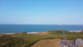 Foguete Sebit sendo lançado do Centro Espacial de Alcântara, no Brasil.