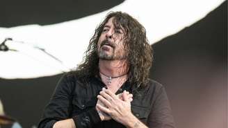 Dave Grohl se apresentando com o Foo Fighters no Glastonbury, em 2023