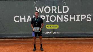 Rodrigo Starling com o troféu 