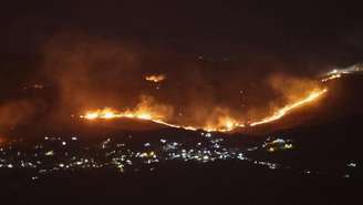 Incêndios consomem florestas nos arredores de Kfar Shouba, sul do Líbano, após ataques israelenses, em 5 de agosto de 2026.