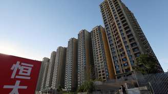 Cartaz da Evergrande perto de um complexo de apartamentos em Pequim, em 27 de setembro de 2023.